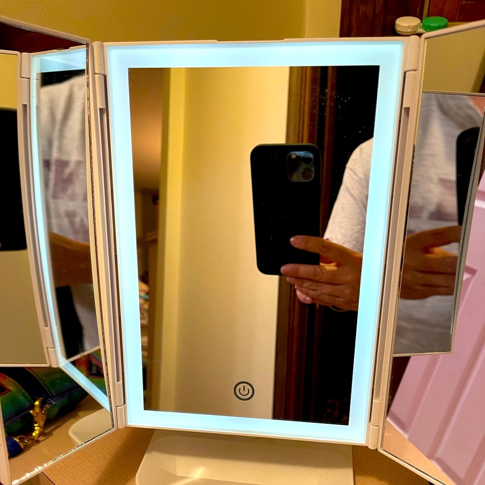 Light up make up mirror